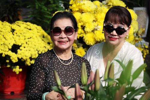 Danh ca Khánh Ly bất ngờ về nước viếng mộ nhạc sĩ Trịnh Công Sơn