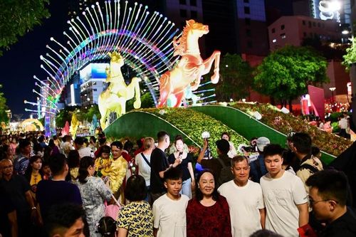 Hơn 2,3 triệu lượt khách 'đổ bộ' metro và đường hoa Nguyễn Huệ dịp Tết Bính Ngọ