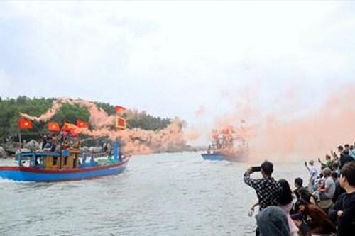 Lễ ra quân nghề cá đầu xuân rộn ràng tại các làng biển Quảng Ngãi