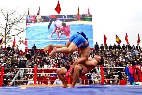 Hội vật làng Vĩnh Khê thu hút hàng nghìn người dân và du khách