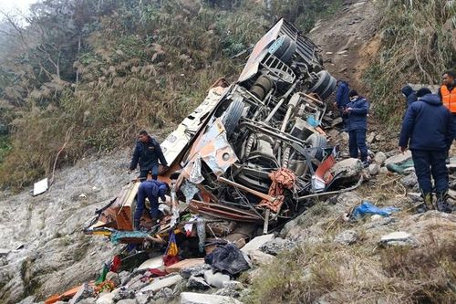 Xe buýt nát vụn sau khi lao xuống vực sâu gần 200m ở Nepal, công dân nhiều nước thương vong