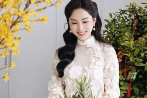 Hoa hậu Đặng Thu Thảo trổ tài bày mâm ngũ quả và hé lộ không gian Tết hào môn