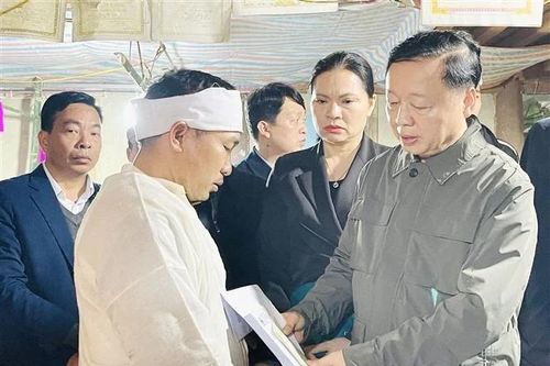 Chìm tàu ở hồ Thác Bà: Phó Thủ tướng Trần Hồng Hà thăm hỏi gia đình các nạn nhân