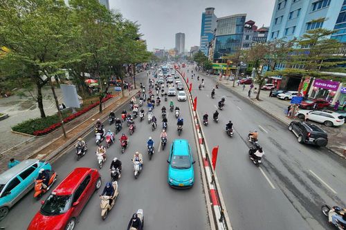 Đường phố Hà Nội thông thoáng ngày đầu đi làm sau Tết