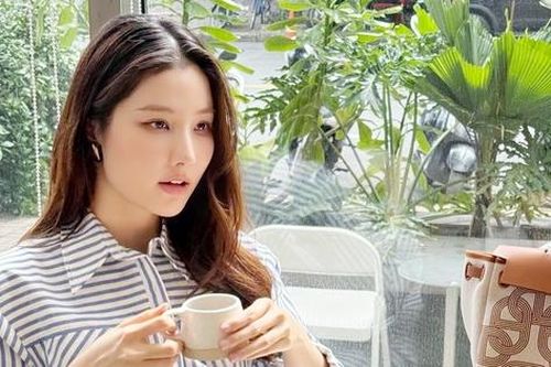 'Nàng dâu hào môn' khoe nhan sắc rạng ngời
