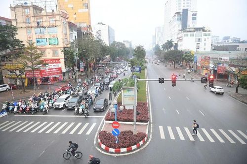 Đường Hà Nội thông thoáng trong ngày đầu làm việc sau Tết
