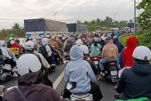 Giao thông ùn ứ, hành trình về TP.HCM sau Tết kéo dài gấp đôi