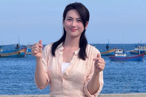 Phương Anh Đào gây thương nhớ với vẻ đẹp mộc mạc bên biển xanh