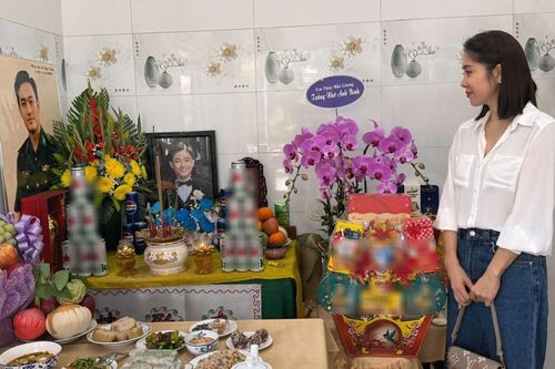 Lê Phương nhắn 10 chữ xúc động khi viếng Quý Bình