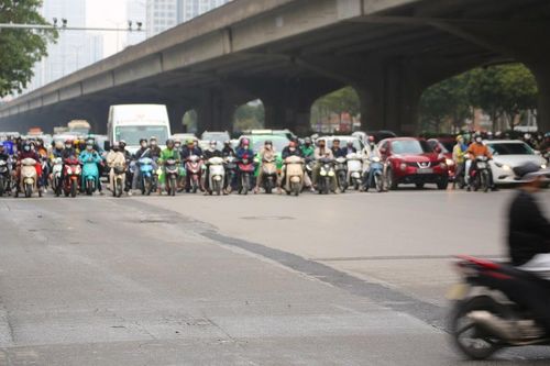 Đường phố Hà Nội thông thoáng bất ngờ trong ngày làm việc đầu năm