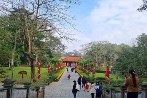 Đông đảo du khách tham quan Khu di tích Quốc gia đặc biệt Lam Kinh những ngày đầu xuân