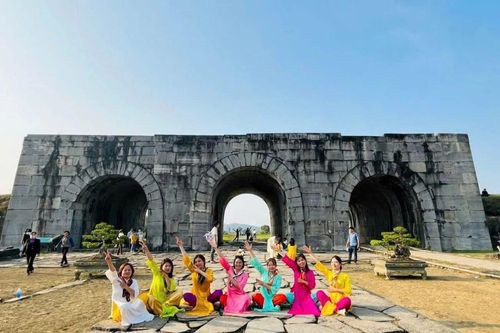 Du xuân ở Thành nhà Hồ