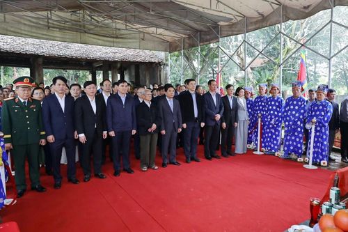 Các đồng chí lãnh đạo tỉnh dâng hương tại Di tích quốc gia đặc biệt Đền thờ Lê Hoàn và Khu di tích quốc gia đặc biệt Lam Kinh