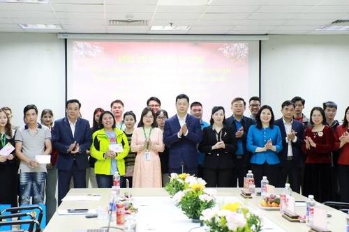 Phó Bí thư Tỉnh ủy Trần Huy Phương động viên công nhân trở lại làm việc sau Tết