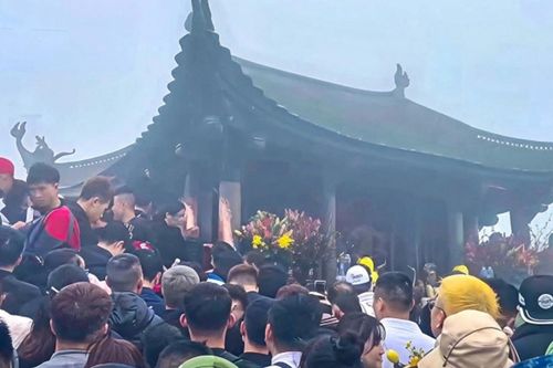Yên Tử mùng 6 Tết Bính Ngọ: Biển người chen chân chiêm bái đỉnh thiêng Quảng Ninh