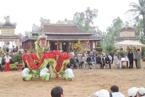 Một vòng lễ cúng…