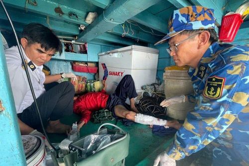 Nhà giàn DK1/10 cấp cứu ngư dân gặp nạn trên biển