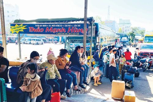 Vé xe ngày Tết: Niêm yết một đằng, bán một nẻo