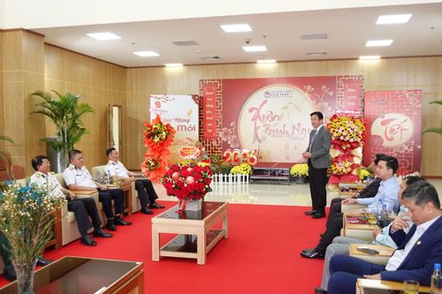 Phó Chủ tịch Thường trực UBND tỉnh Nguyễn Long Biên thăm Công ty TNHH Tân Cảng - Petro Cam Ranh ngày làm việc đầu năm