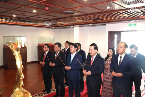 Lãnh đạo tỉnh Khánh Hòa dâng hương tưởng niệm Chủ tịch Hồ Chí Minh
