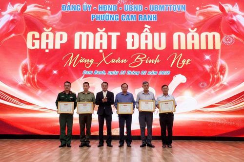 Phường Cam Ranh khen thưởng 9 tập thể, cá nhân hoàn thành xuất sắc nhiệm vụ dịp Tết