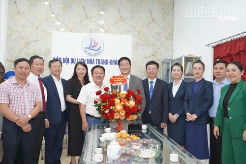 Phó Chủ tịch Thường trực UBND tỉnh Nguyễn Long Biên thăm, động viên các đơn vị nhân dịp đầu xuân