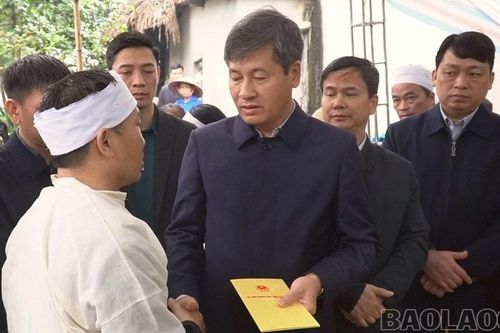 Phó Chủ tịch UBND tỉnh Ngô Hạnh Phúc thăm hỏi gia đình các nạn nhân vụ tai nạn tại hồ Thác Bà