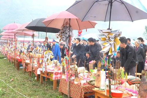 Người dân Cốc San vui hội Roóng Poọc