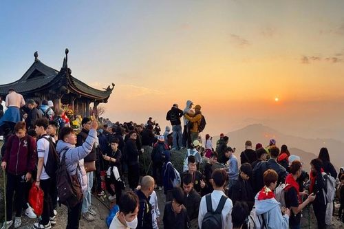Yên Tử mùng 6 Tết: Biển người đổ về đỉnh thiêng, lượng khách tăng gấp đôi