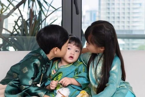 Hoa hậu Đặng Thu Thảo trổ tài đảm đang và khoảnh khắc sum vầy của sao Việt ngày Tết