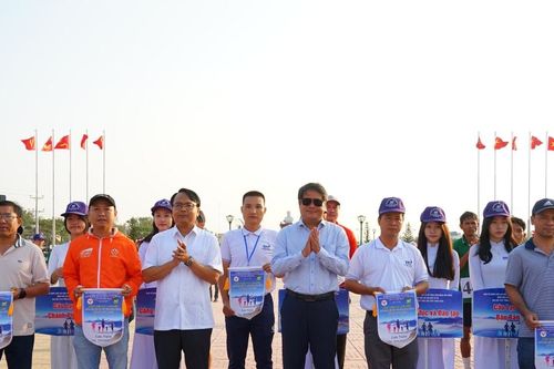 Gần 400 vận động viên chinh phục đỉnh núi Tà Cú