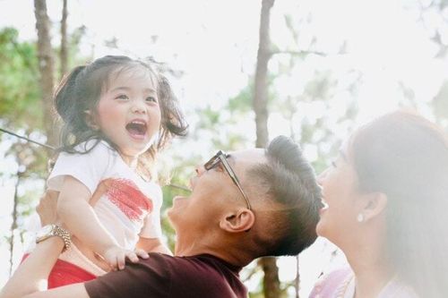 Con gái út Lisa nhà Khánh Thi - Phan Hiển gây ấn tượng với vẻ ngoài như búp bê