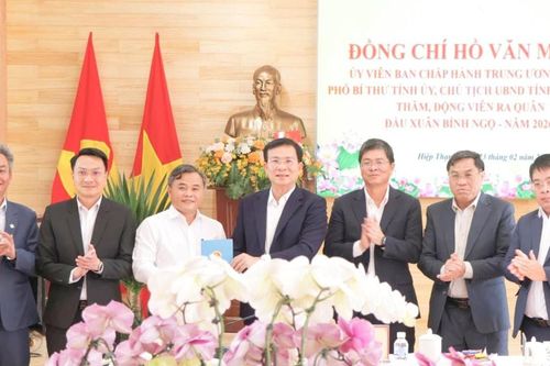 Chủ tịch UBND tỉnh Lâm Đồng Hồ Văn Mười động viên, giao nhiệm vụ cho các địa phương đầu xuân Bính Ngọ