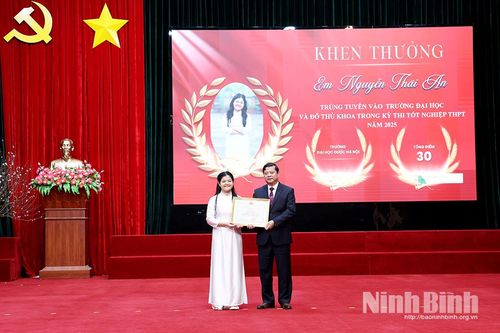 Tuyên dương, khen thưởng học sinh trúng tuyển đạt điểm cao vào các trường đại học, học viện; thủ khoa kỳ thi tốt nghiệp THPT