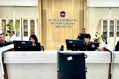 Hải quan cửa khẩu cảng Hòn Gai vào guồng ngay ngày đầu xuân
