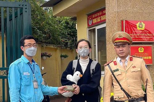 Hà Nội: Để quên tài sản trên xe buýt, cô gái được CSGT hỗ trợ