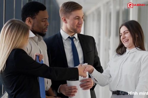 Đi làm ngày đầu năm tránh điều gì?