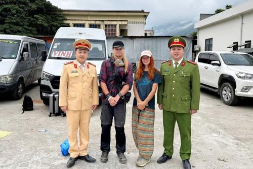 Kịp thời hỗ trợ 2 du khách người Nga đi lạc ở biên giới Việt - Lào