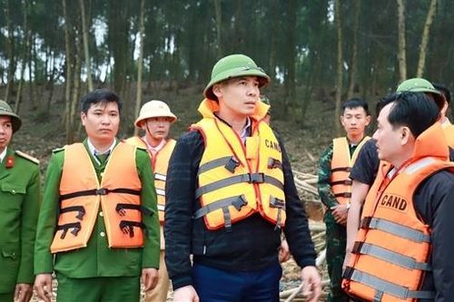 Những giờ phút nghẹn lòng trên hồ Thác Bà