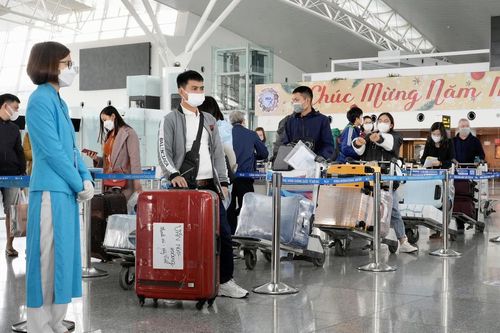 Sân bay Nội Bài và Tân Sơn Nhất đón gần 302.000 lượt khách trong ngày mùng 6 Tết