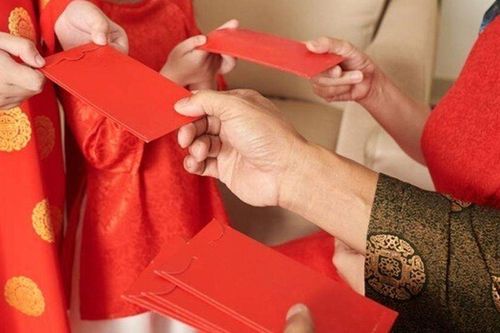 Đứa trẻ bị tịch thu tiền lì xì và đứa trẻ được tự giữ, 20 năm sau, cuộc sống của chúng khác biệt quá rõ rệt