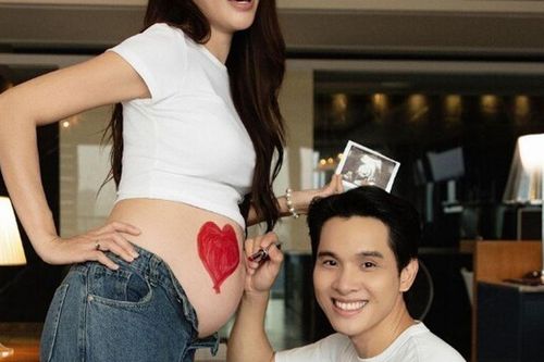 Lấy anh chủ khách sạn giàu đẹp chuẩn soái ca, Á hậu Việt giờ bế bầu livestream bán hàng, bụng 'vượt mặt' vẫn xinh quá đáng