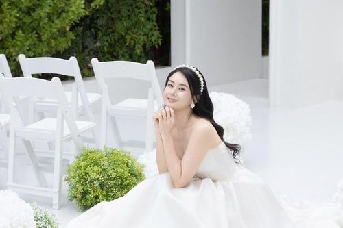 Hậu ly hôn chồng tỷ phú, nữ diễn viên Choi Jung Yoon tái hôn ở tuổi 49, chú rể gây bất ngờ