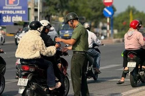 Công an phường Tân Uyên: Tiếp sức người dân trên đường quay lại làm việc sau kỳ nghỉ Tết