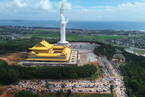 Dòng người nườm nượp chiêm bái tượng Phật Quan Âm cao nhất Đông Nam Á