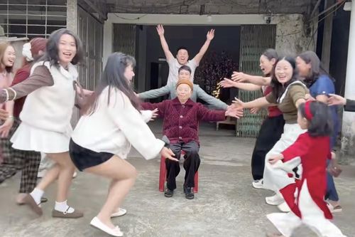 Trend 'chạy vào ôm ông bà' gây sốt mạng đầu năm mới Bính Ngọ