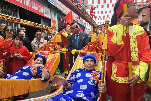 Về Quảng Ninh xem rước 'cụ Thượng' kéo dài cả cây số
