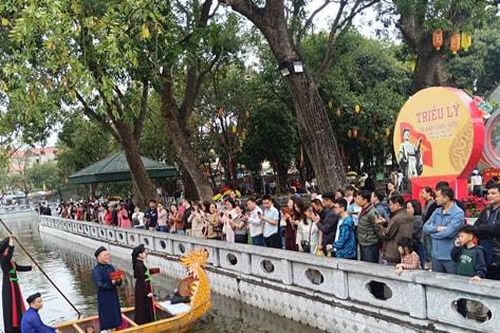 Du khách tấp nập đến Di tích Quốc gia đặc biệt Đền Đô cầu bình an đầu năm Bính Ngọ 2026