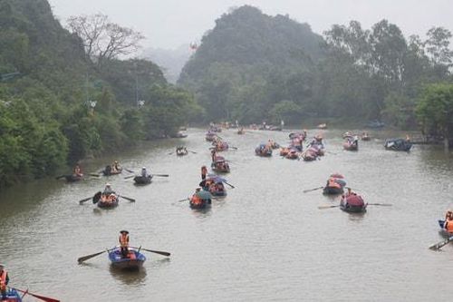 Xử phạt 2 lái đò bị tố 'chặt chém' khách tại Lễ hội chùa Hương