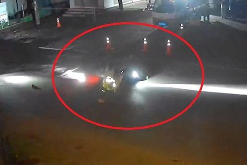 Bắt nam thanh niên mang 6 quả pháo tự chế, tông xe máy điện vào CSGT để bỏ chạy
